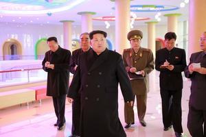  El líder de Corea del Nord, Kim Jong-un, acompanyat del seu seguici, a Pyongyang.