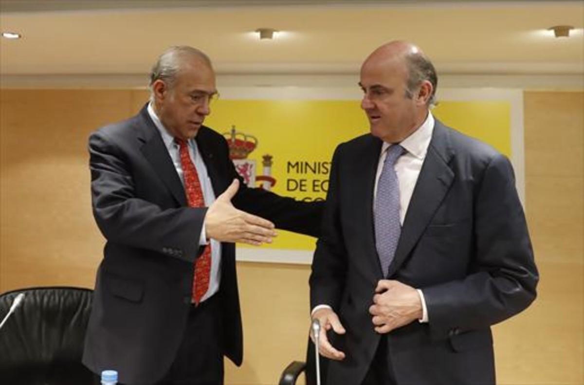 Ángel Gurría, secretario general de la OCDE, saluda a Luis de Guindos, ministro de Economía, el pasado marzo.