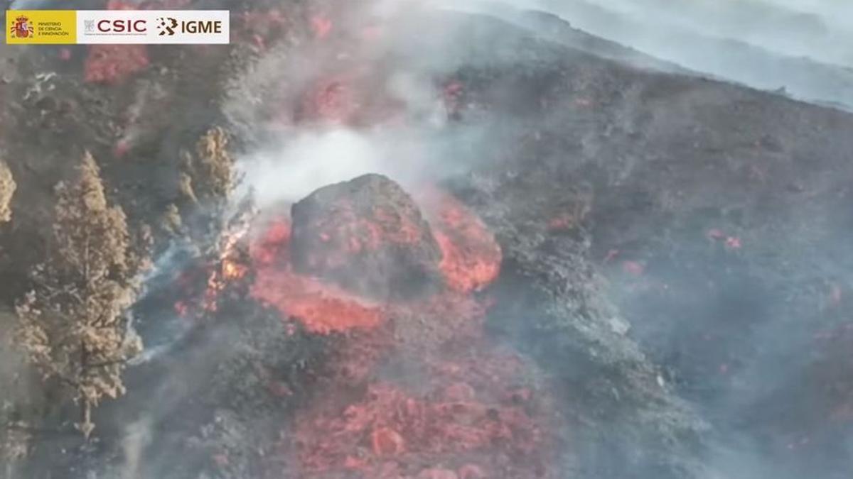 La lava del volcán de La Palma se desborda por ambos lados del cráter sin afectar a más viviendas