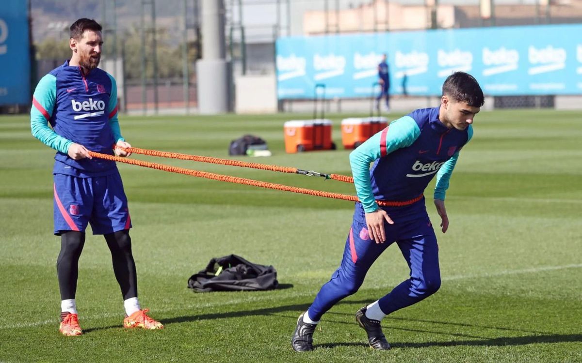 Messi y Pedri, en el entrenamiento del Barça en la ciudad deportiva. Messi y Pedri, en el entrenamiento del Barça en la ciudad deportiva.