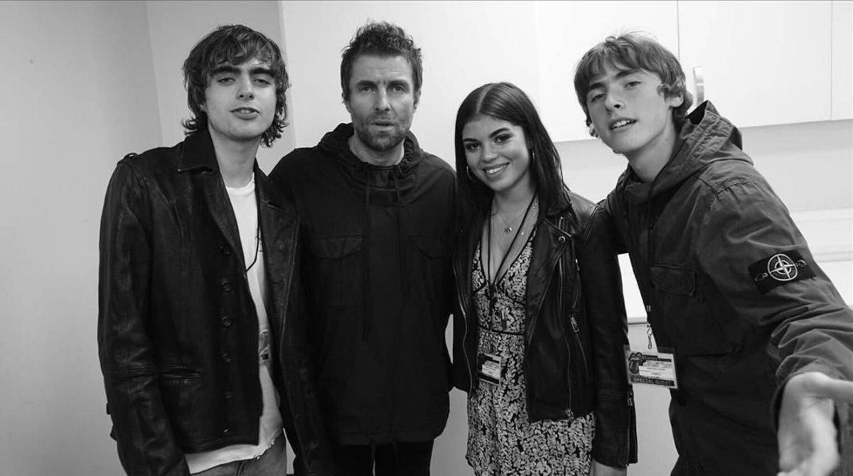 Cuatro hijos de cuatro madres. De izquierda a derecha, Lennon Gallagher (17 años); el padre de todos, Liam Gallagher (46); Molly Moorish-Gallagher (21), y Lennon Gallagher (19). Falta la hija pequeña, Gemma, de 6 años, a la que el cantante aún no conoce. Cuatro hijos de cuatro madres. De izquierda a derecha, Lennon Gallagher (17 años); el padre de todos, Liam Gallagher (46); Molly Moorish-Gallagher (21), y Lennon Gallagher (19). Falta la hija pequeña, Gemma, de 6 años, a la que el cantante aún no conoce.