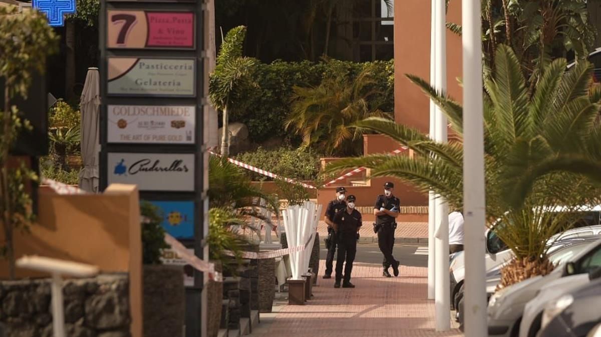 Varios policías en la Costa de Adeje, en Tenerife, en una zona turística, el 25 de febrero del año pasado, mientras cerca de mil personas permanecían confinadas en un hotel tras detectarse un caso de coronavirus. Varios policías en la Costa de Adeje, en Tenerife, en una zona turística, el 25 de febrero del año pasado, mientras cerca de mil personas permanecían confinadas en un hotel tras detectarse un caso de coronavirus.