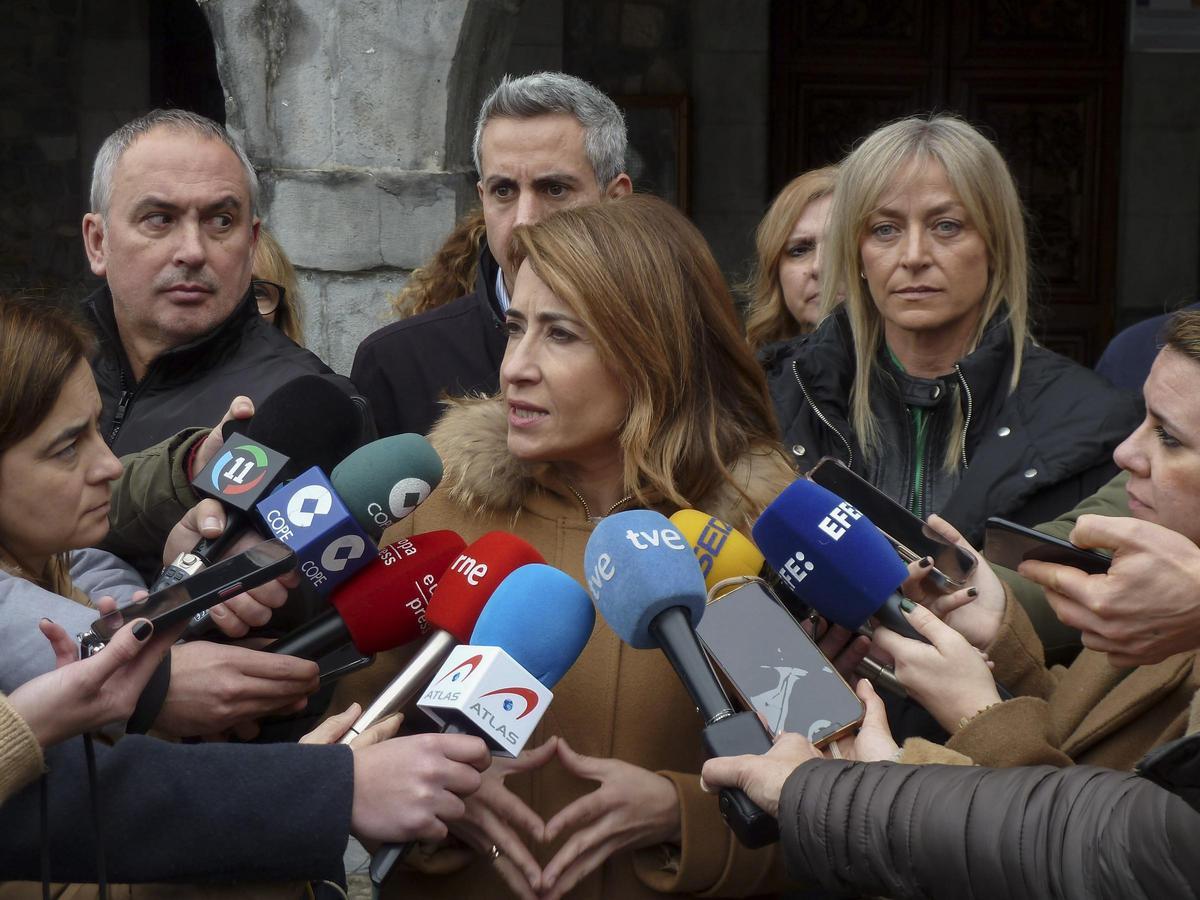 La ministra de Transportes anuncia "ceses inminentes" por el error en los trenes para Cantabria La ministra de Transportes anuncia "ceses inminentes" por el error en los trenes para Cantabria