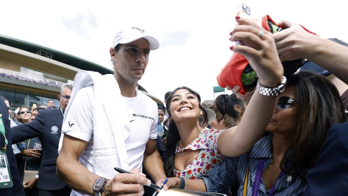 Rafa Nadal firma autógrafos al finalizar su entrenamiento en Wimbledon