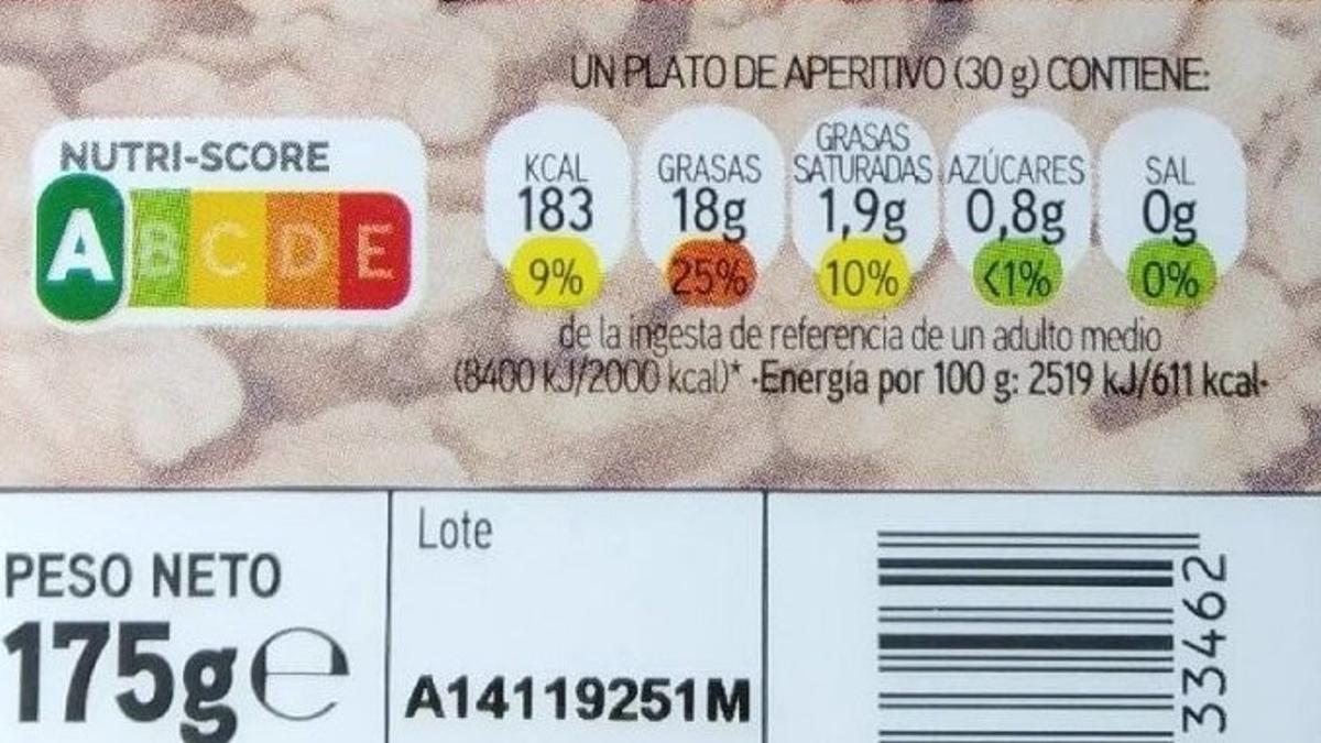 Etiqueta nutricional con la clasificación de Nutriscore de un paquete de nueces crudas.