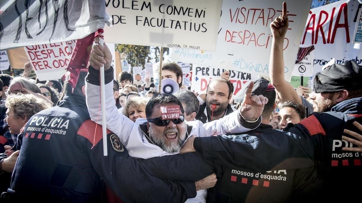Metges de Catalunya en una concentración médica delante del Parlament. Metges de Catalunya en una concentración médica delante del Parlament.