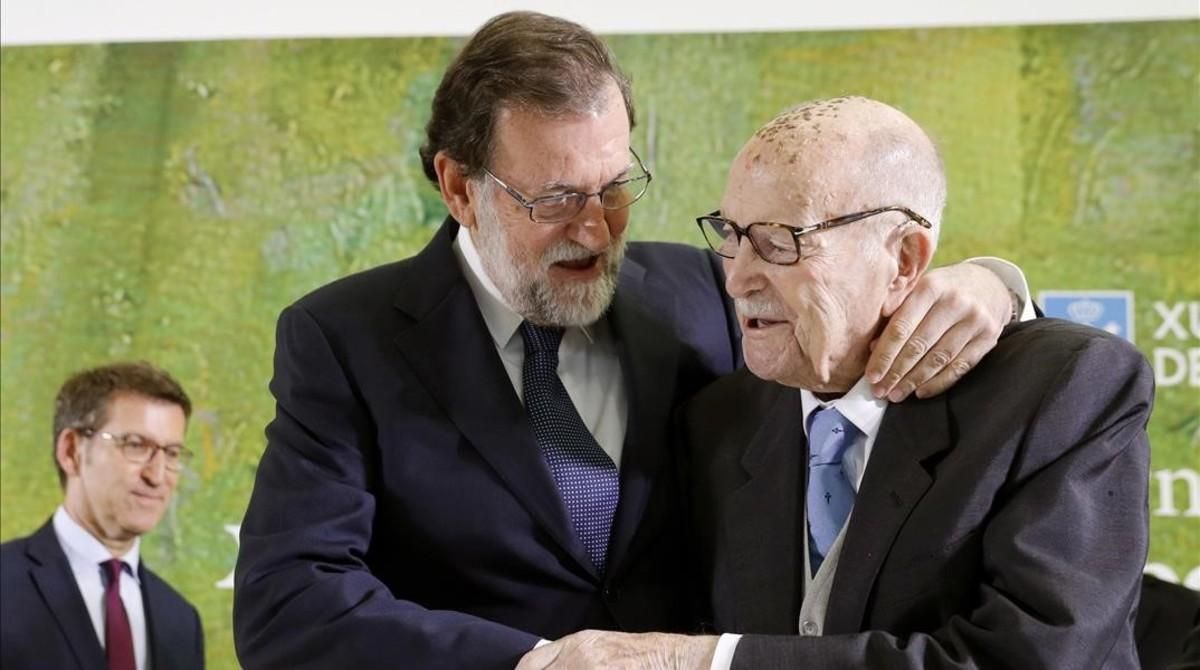 Mariano Rajoy abraza al primer presidente electo de la Xunta de Galicia, Xerardo Fernandez Albor, este sábado en un acto de homenaje por su centenario. Mariano Rajoy abraza al primer presidente electo de la Xunta de Galicia, Xerardo Fernandez Albor, este sábado en un acto de homenaje por su centenario.