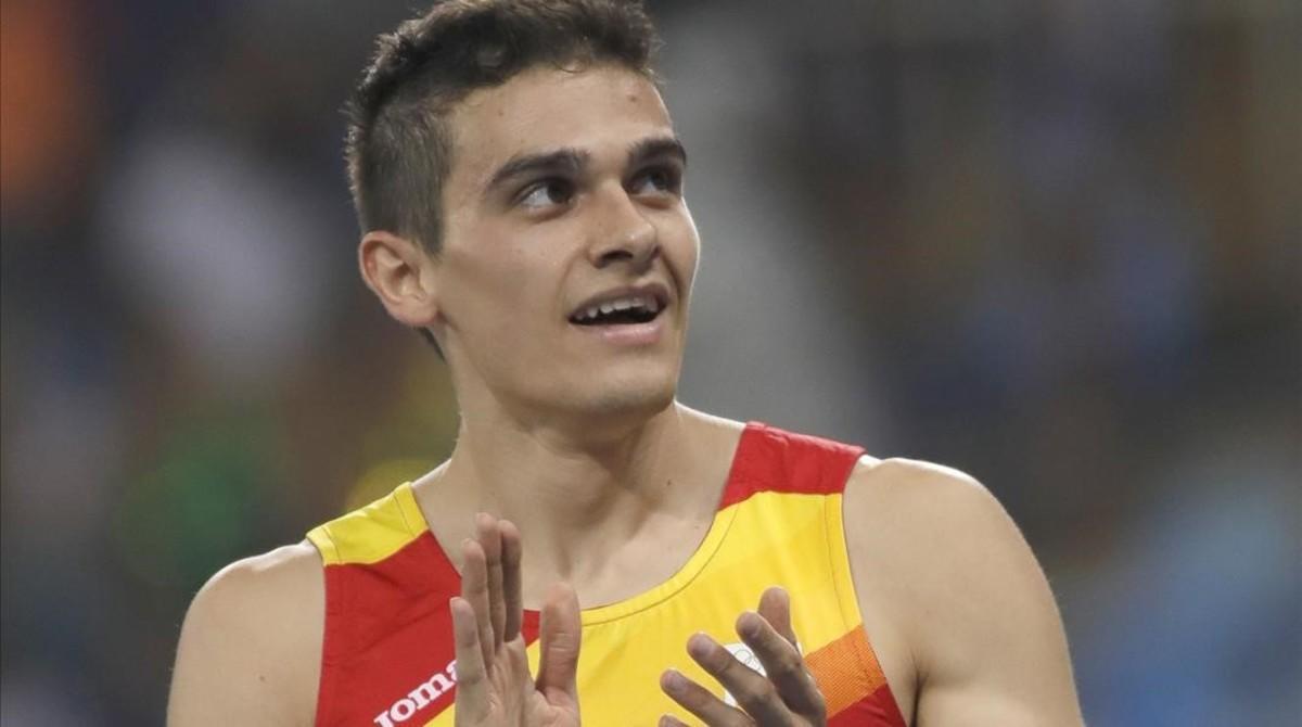 Bruno Hortelano saluda tras su semifinal de 200 metros.