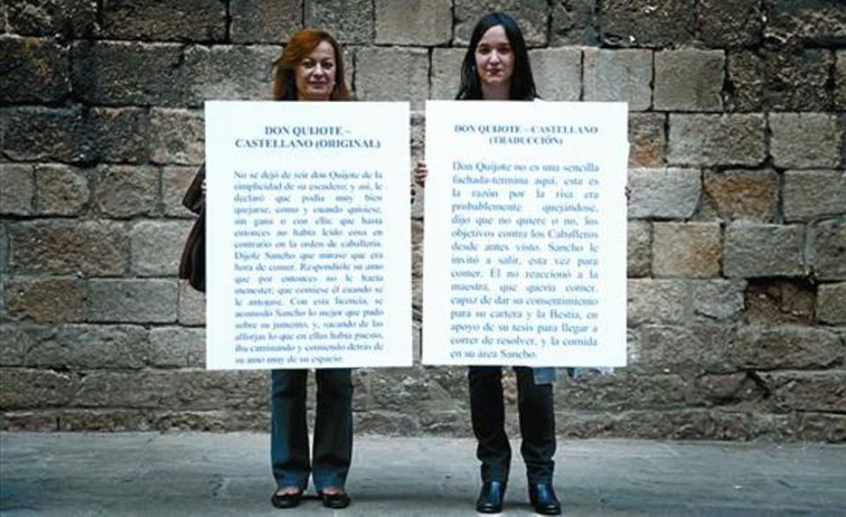 Dos traductoras exhiben textos del ’Quijote’ mal traducidos por un ordenador, ayer en la plaza del Rei. Dos traductoras exhiben textos del ’Quijote’ mal traducidos por un ordenador, ayer en la plaza del Rei.