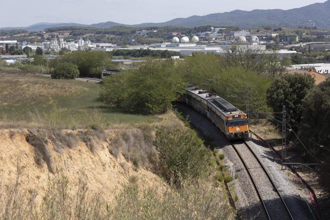 Un tren de la línea R3 circula por la curva en la que el domingo se produjo el fatal atropello