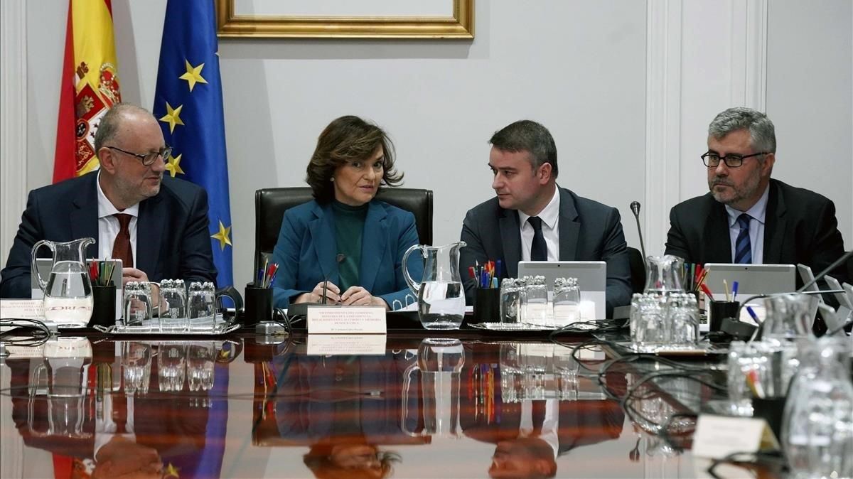 Carmen Calvo e Iván Redondo durante la reunión de la Comisión General de Secretarios de Estado y Subsecretarios, este lunes en el palacio de la Moncloa. Carmen Calvo e Iván Redondo durante la reunión de la Comisión General de Secretarios de Estado y Subsecretarios, este lunes en el palacio de la Moncloa.