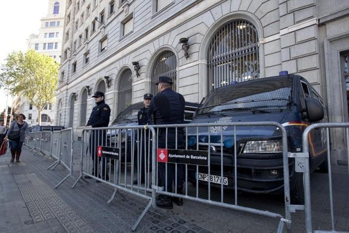 Agentes de la Policía Nacional vigilan los alrededores del Banco de España, el miércoles, con motivo de la cumbre del BCE. Agentes de la Policía Nacional vigilan los alrededores del Banco de España, el miércoles, con motivo de la cumbre del BCE.