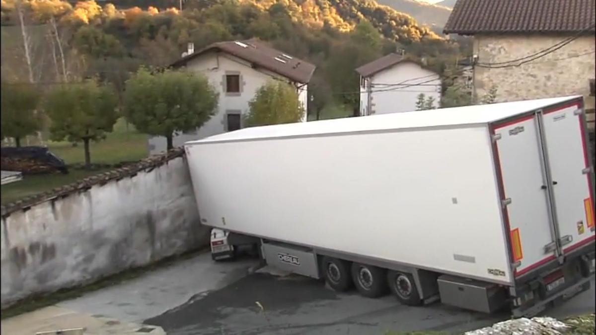 Un camión se queda encajado en Navarra, siguiendo las indicaciones del GPS.