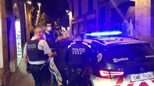 Agentes de los Mossos d’Esquadra y de la Guàrdia Urbana practican una detención en Barcelona.