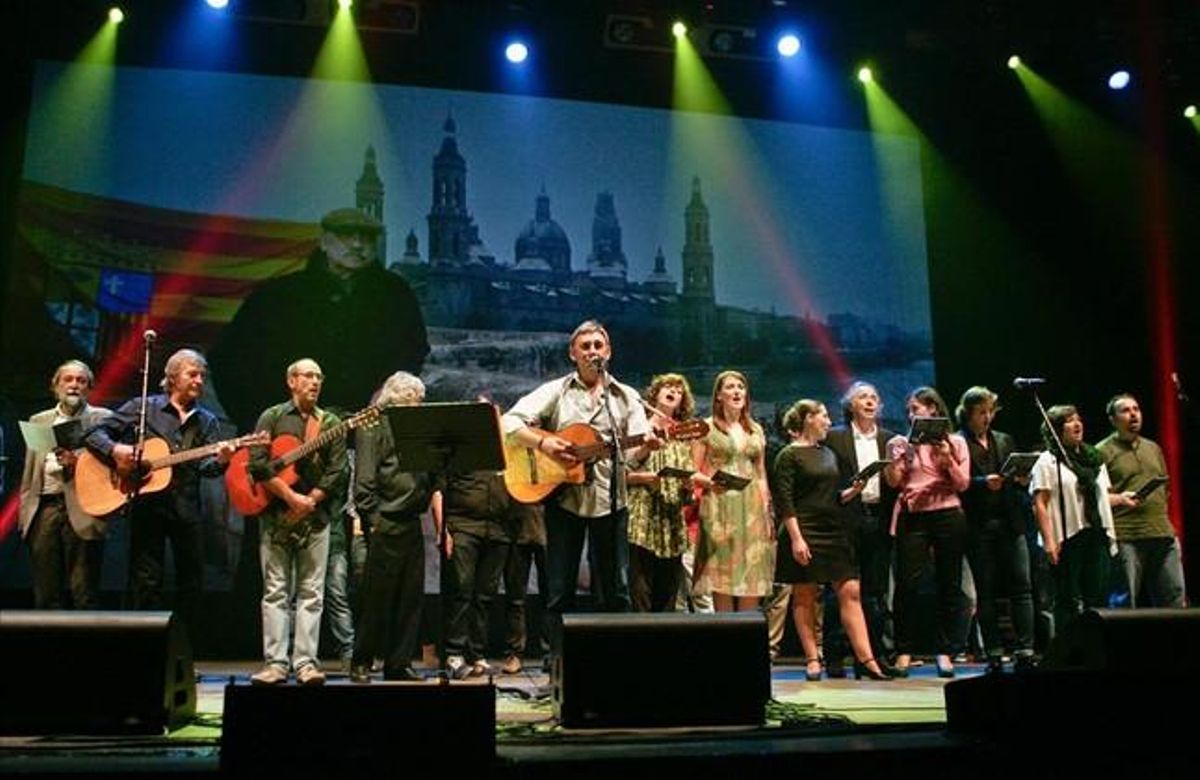 Artistas en el escenario del concierto homenaje a Labordeta en Zaragoza. Artistas en el escenario del concierto homenaje a Labordeta en Zaragoza.
