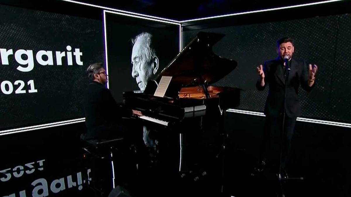 Miguel Poveda homenajeando a Joan Margarit en el Telediario con Alejandro Carballo al piano Miguel Poveda homenajeando a Joan Margarit en el Telediario con Alejandro Carballo al piano