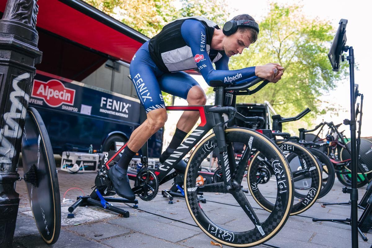 El ciclista del Alpecin-Fenix Jay Vine calienta en el rodillo antes de una carrera. El ciclista del Alpecin-Fenix Jay Vine calienta en el rodillo antes de una carrera.