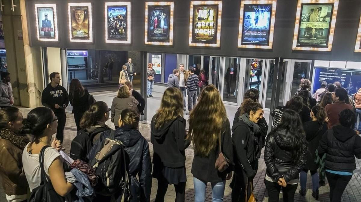 Colas en la Fiesta del Cine del Año pasado. Colas en la Fiesta del Cine del Año pasado.