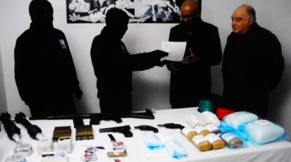 Miembros de ETA entregan parte de su arsenal a los observadores intenacionales, en febrero del 2014. Miembros de ETA entregan parte de su arsenal a los observadores intenacionales, en febrero del 2014.