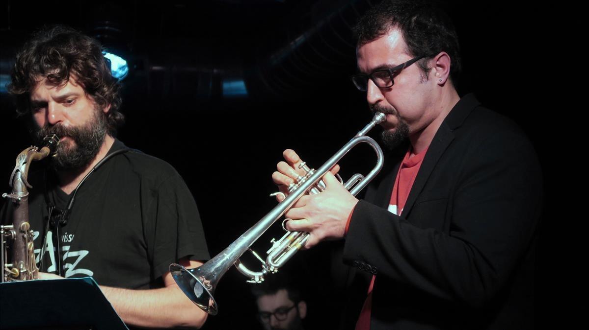 Sergi Sirvent (derecha) y el saxofonista Miguel Pintxo Villar, en la sala Sinestèsia