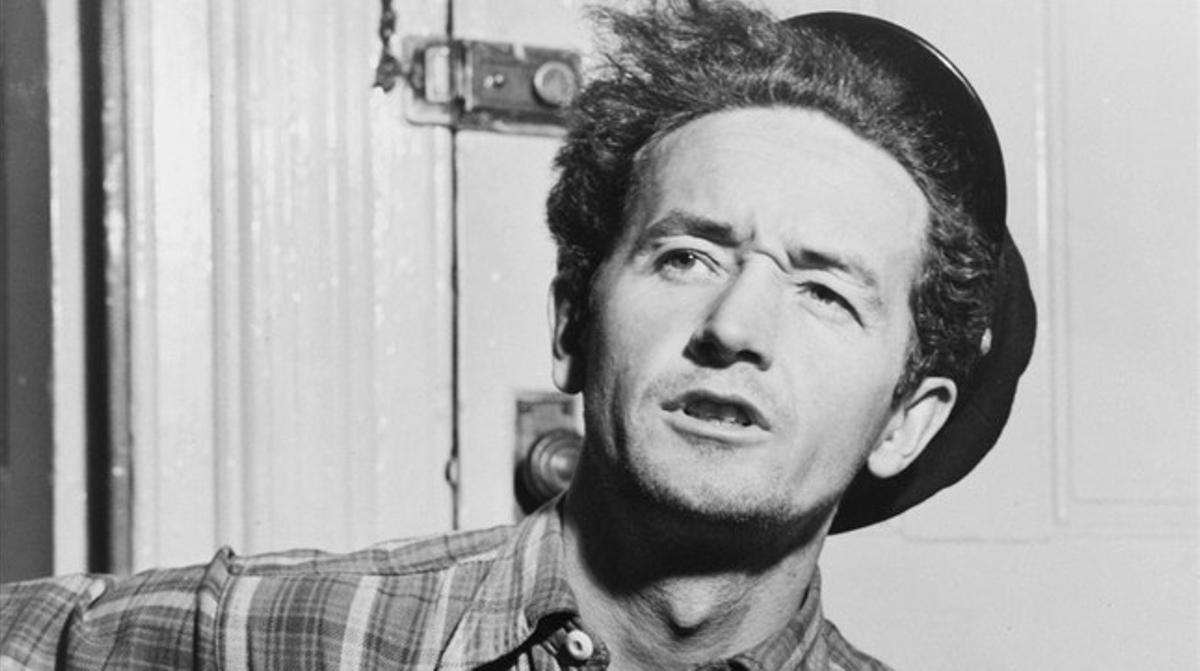 El cantautor Woody Guthrie, en una foto de principios de los años 40. El cantautor Woody Guthrie, en una foto de principios de los años 40.