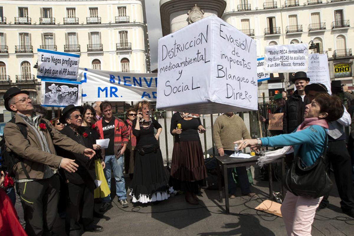 Concentración en la Puerta del Sol de Madrid de la ’Plataforma Eurovegas, no’, en protesta por el proyecto.