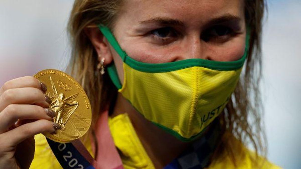 Ariarne Titmus muestra la medalla de oro. Ariarne Titmus muestra la medalla de oro.