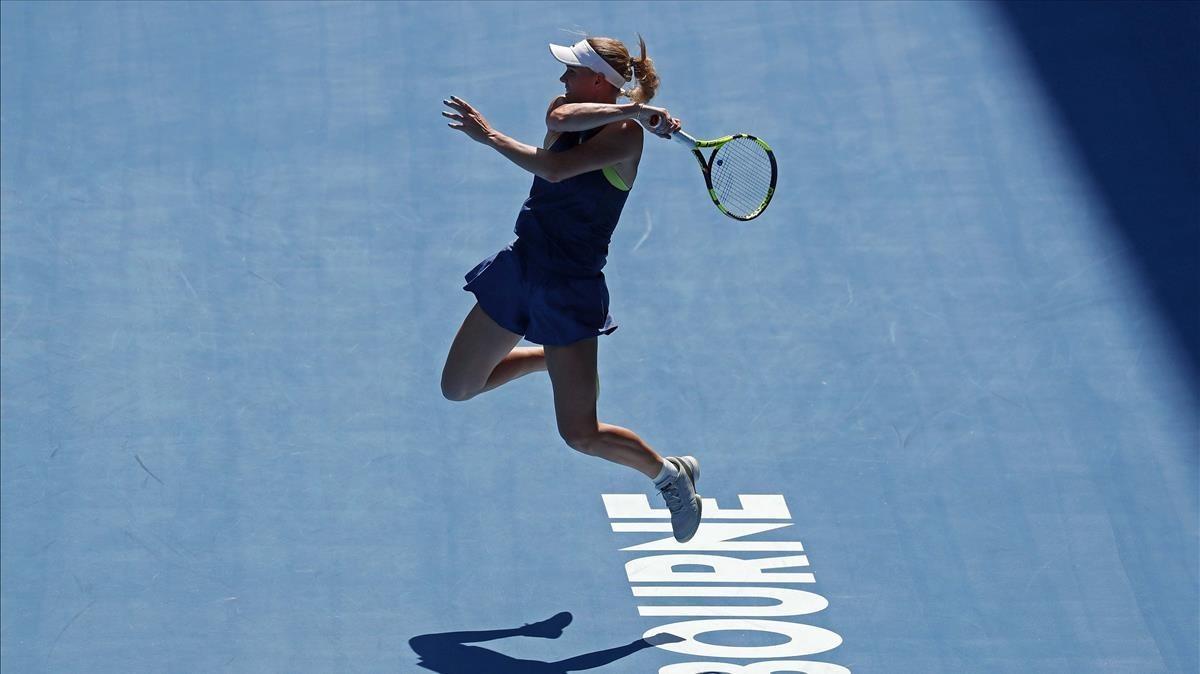 Wozniacki golpea una bola en su semifinal con Mertens