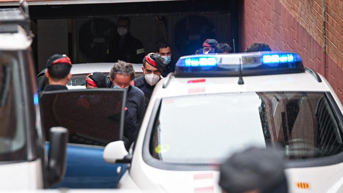 Operación de los Mossos contra el tráfico de marihuana en Barcelona, en la calle del Marqués de la Foronda, 24. En la imagen, los agentes se llevan a uno de los detenidos.