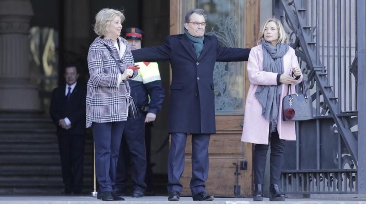 Irene Rigau, Artur Mas y Joan Ortega, a la salida de la Generalitat, antes de dirigirse al Palau de Justícia, el lunes 6 de febrero. Irene Rigau, Artur Mas y Joan Ortega, a la salida de la Generalitat, antes de dirigirse al Palau de Justícia, el lunes 6 de febrero.