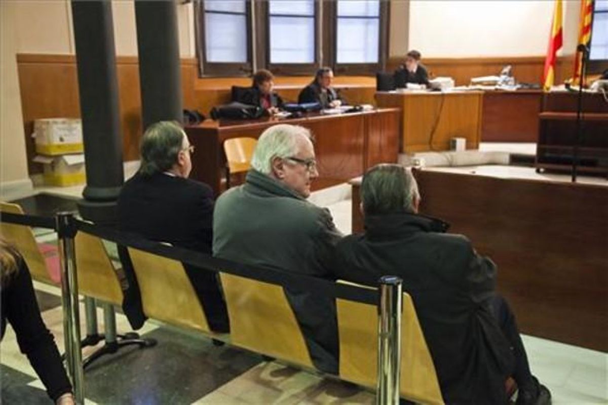 De izquierda a derecha, los expresidentes de FGC Antoni Herce, Enric Roig y Albert Vilalta, este lunes, durante el juicio en la Audiencia de Barcelona. De izquierda a derecha, los expresidentes de FGC Antoni Herce, Enric Roig y Albert Vilalta, este lunes, durante el juicio en la Audiencia de Barcelona.