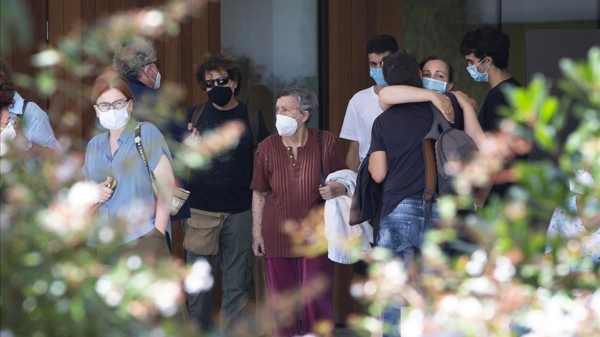 La familia de Juan Marsé, tras la ceremonia fúnebre del escritor. La familia de Juan Marsé, tras la ceremonia fúnebre del escritor.