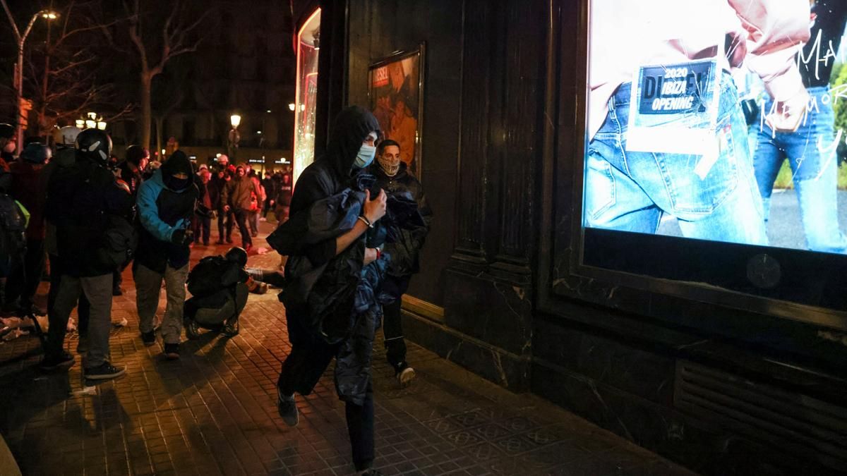 Foment critica la «passivitat» del Govern i demana actuar «sense complexos» per frenar els disturbis Foment critica la «passivitat» del Govern i demana actuar «sense complexos» per frenar els disturbis