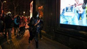 Un hombre sostiene ropa robada en una tienda de Barcelona. REUTERS/Nacho Doce