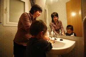 Una madre con las actividades cotidianas del cuidado de sus hijos