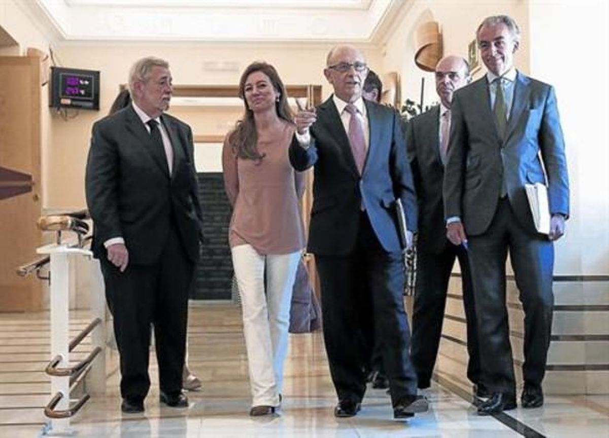 Cristóbal Montoro, en el centro y redeado de su equipo, el día que presentó la ley de reforma tributaria en el Congreso. Cristóbal Montoro, en el centro y redeado de su equipo, el día que presentó la ley de reforma tributaria en el Congreso.