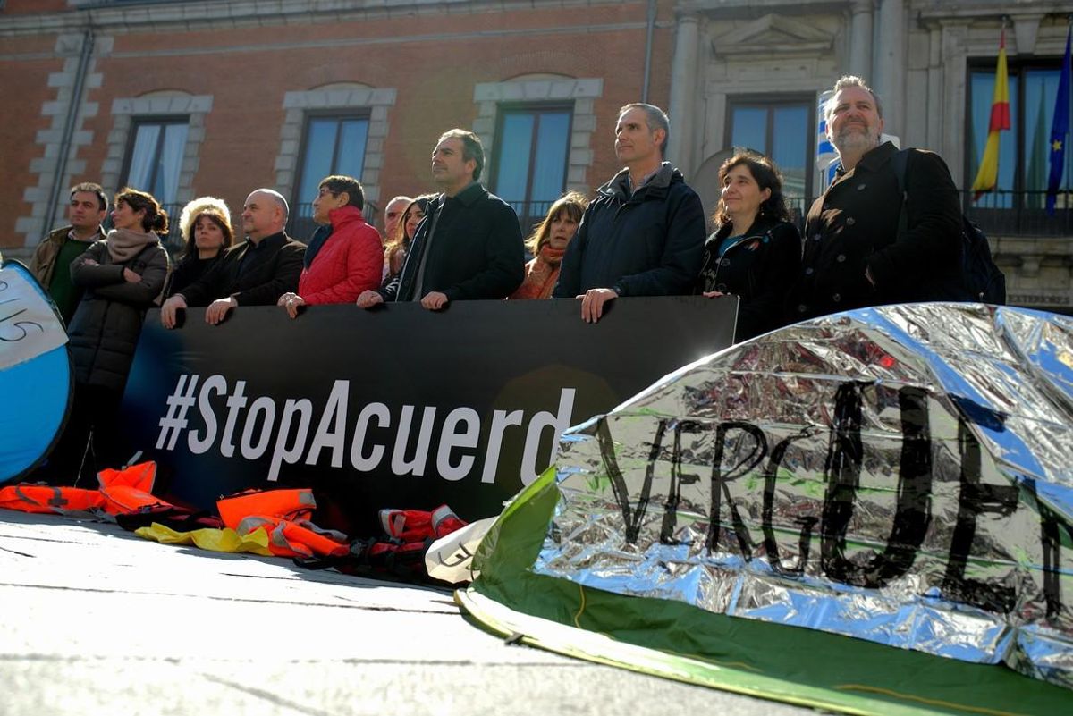 Dieciséis oenegés españolas han instalado frente al Ministerio de Exteriores tiendas de campaña para denunciar la precaria situación de los refugiados llegados a Grecia. Dieciséis oenegés españolas han instalado frente al Ministerio de Exteriores tiendas de campaña para denunciar la precaria situación de los refugiados llegados a Grecia.