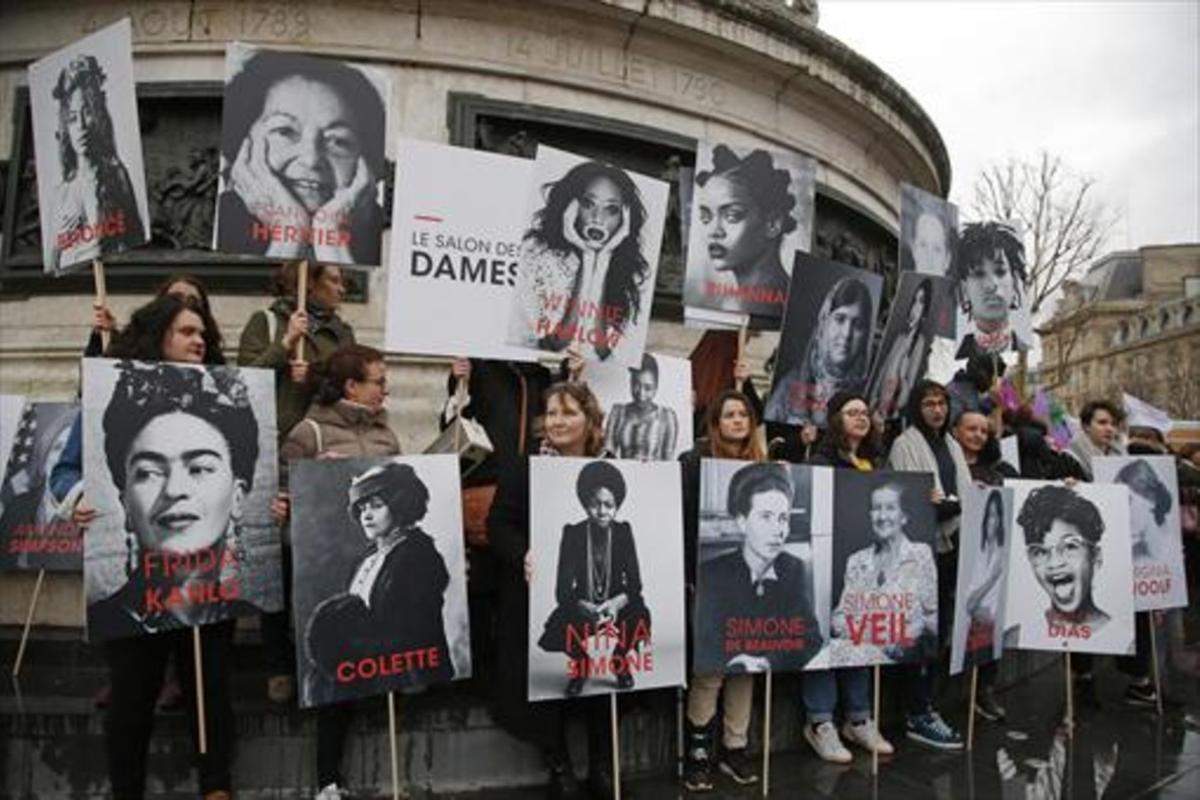 FRANCIA Mujeres sostienen retratos de feministas famosas, en París.