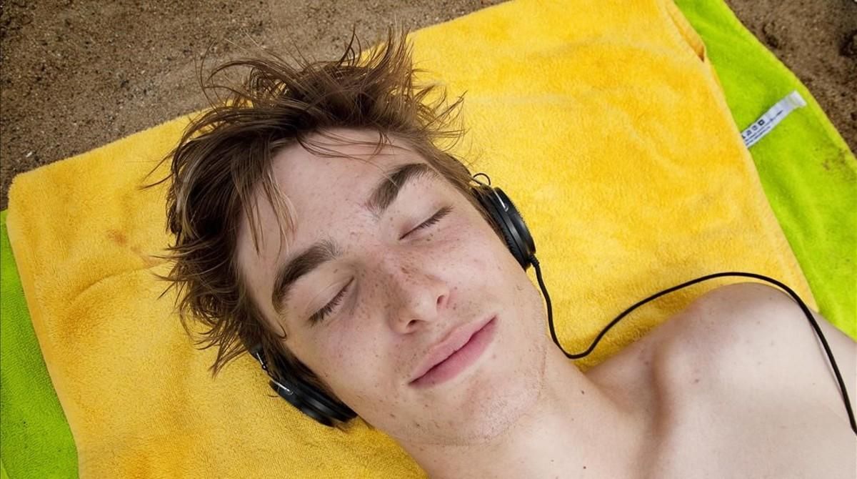 Los auriculares no solo sirven para escuchar música. Los auriculares no solo sirven para escuchar música.