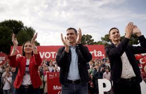 Reyes Maroto, Pedro Sánchez y Juan Lobato, este jueves en Madrid.