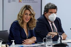 La ministra de Trabajo, Yolanda Díaz, y el ministro de Inclusión, Seguridad Social y Migraciones, José Luis Escrivá, en la rueda de prensa posterior al Consejo de Ministros en el Palacio de la Moncloa en Madrid, este martes. EFE/ Juan Carlos Hidalgo