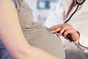 Un médico examina a una paciente embarazada para inducirle el parto