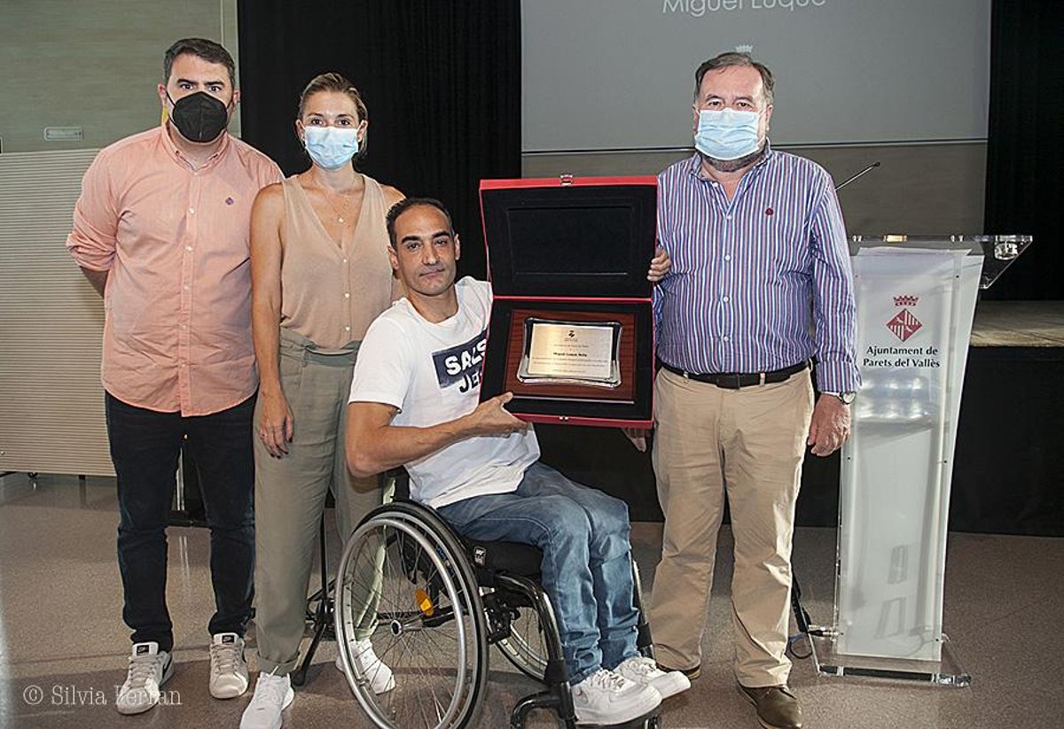 El alcalde de Parets, la vicealcaldesa y el concejal de Deportes haciendo entrega de la placa de reconocimiento a Miguel Luque El alcalde de Parets, la vicealcaldesa y el concejal de Deportes haciendo entrega de la placa de reconocimiento a Miguel Luque