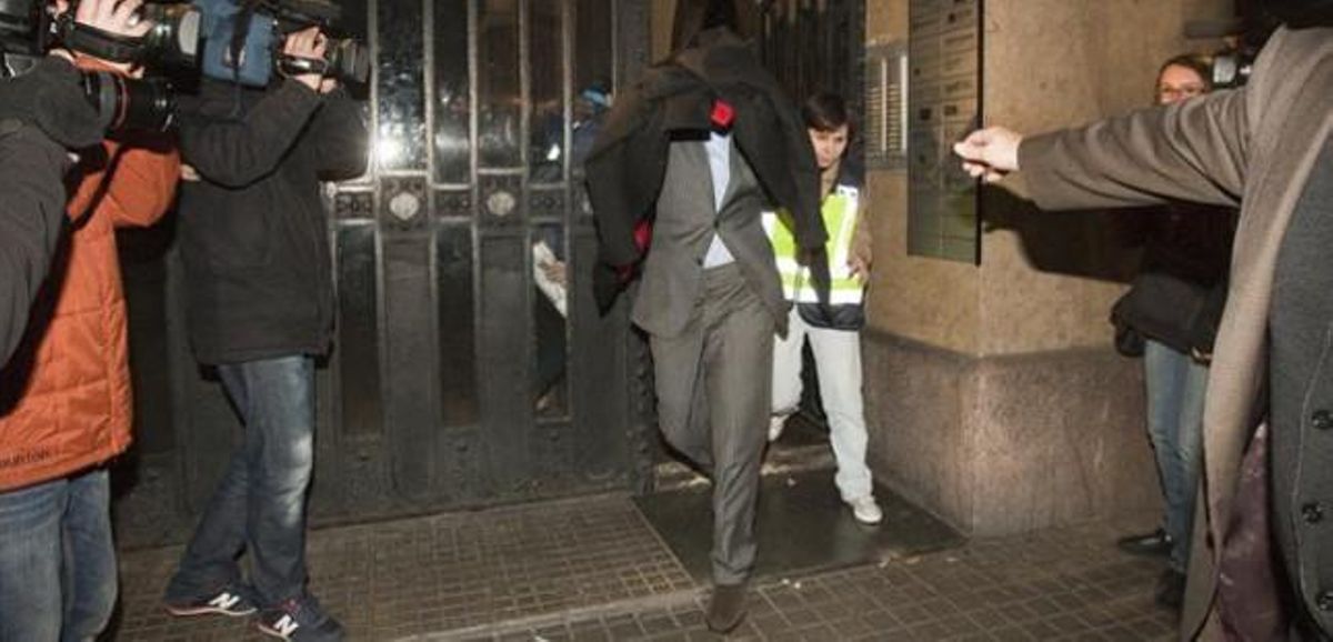 Un agente saca al director de Método 3, Francisco Marco, del edificio donde está la sede de la agencia tras el registro, el pasado 19 de febrero. Un agente saca al director de Método 3, Francisco Marco, del edificio donde está la sede de la agencia tras el registro, el pasado 19 de febrero.