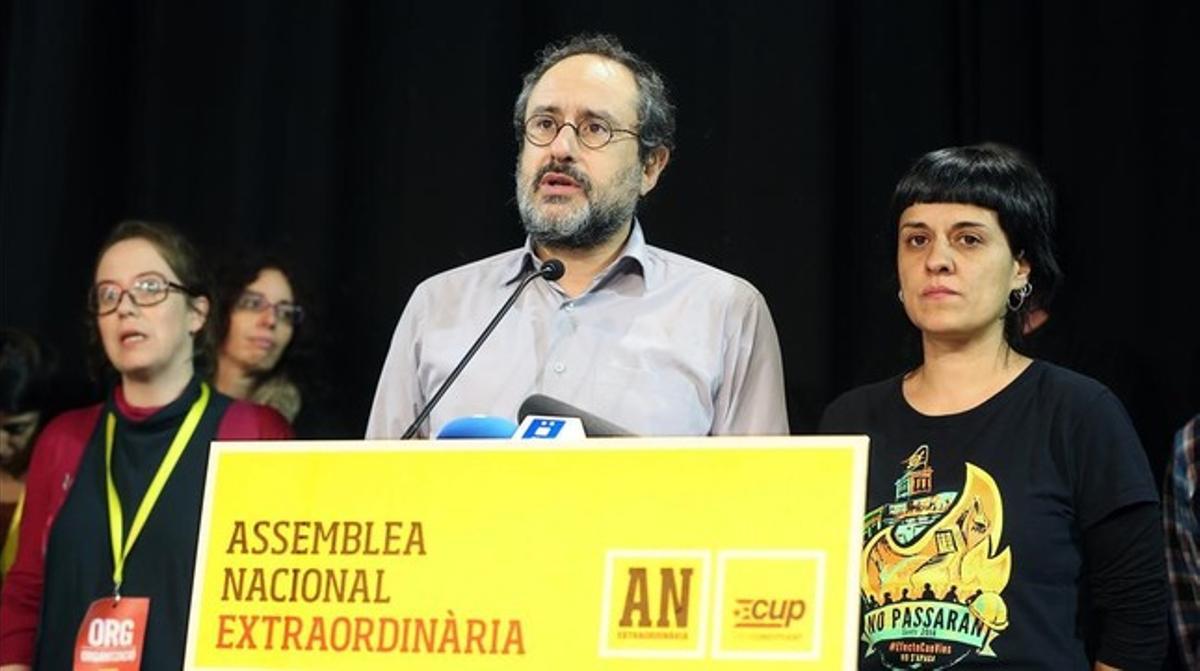 Antonio Baños, durante su intervención en la asamblea nacional extraordinaria de la CUP, en Sabadell.