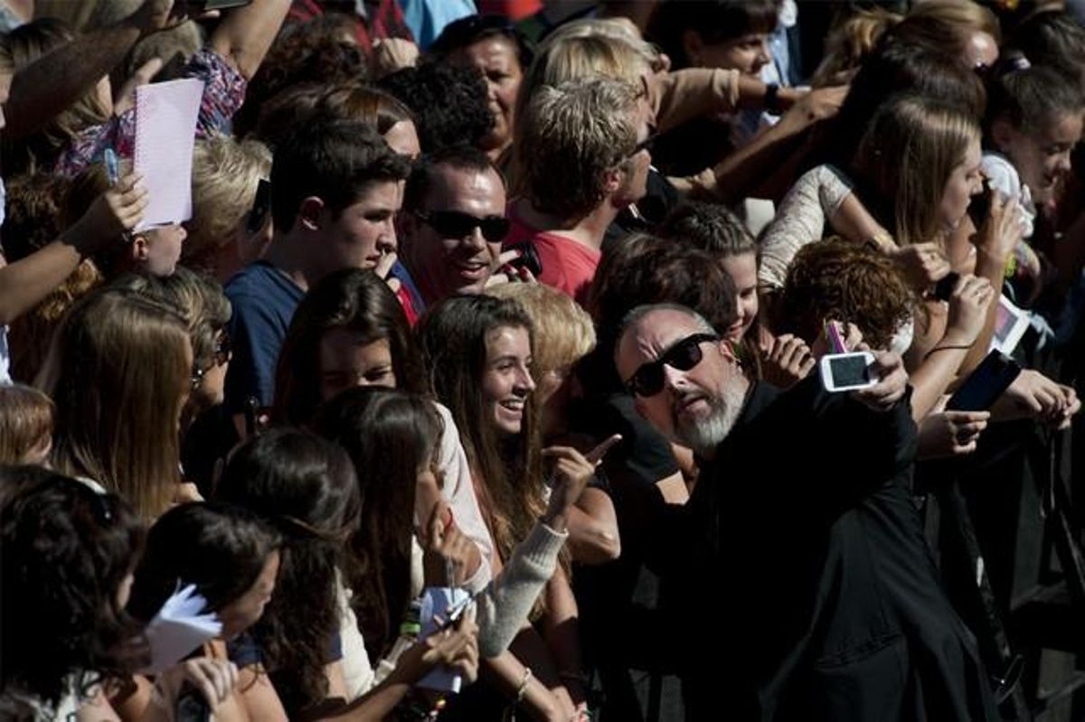 El director Álex de la Iglesia se hace una foto con sus fans, ayer en San Sebastián. El director Álex de la Iglesia se hace una foto con sus fans, ayer en San Sebastián.