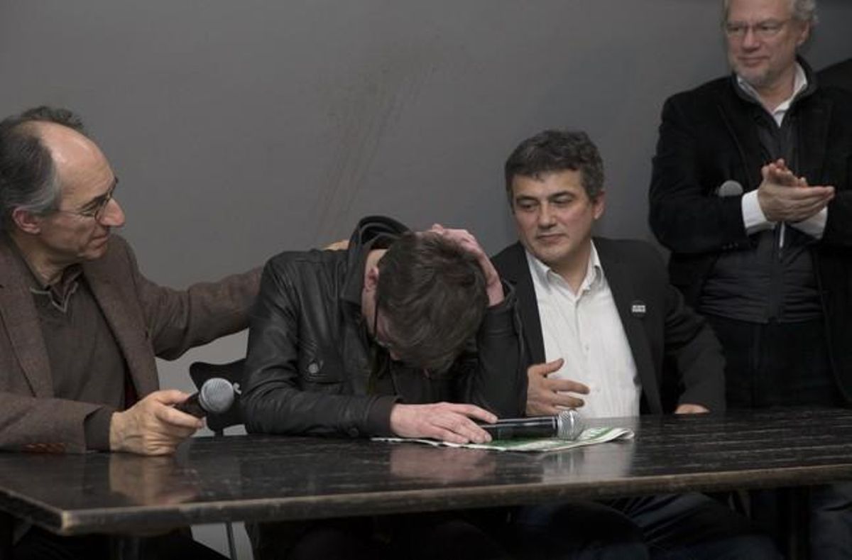 El nuevo redactor jefe de ’Charlie Hebdo’, Gerard Biard, rompe a llorar durante la rueda de prensa. El nuevo redactor jefe de ’Charlie Hebdo’, Gerard Biard, rompe a llorar durante la rueda de prensa.