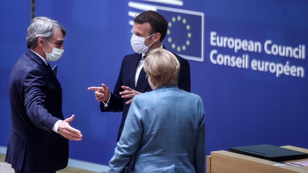 Sassoli, Macron y Merkel (de izquierda a derecha) departen durante el Consejo Europeo de esta semana. Sassoli, Macron y Merkel (de izquierda a derecha) departen durante el Consejo Europeo de esta semana.