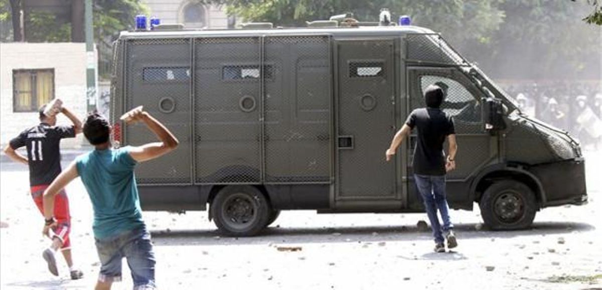 La policia y los manifestantes egipcios se han enfrentado este jueves. La policia y los manifestantes egipcios se han enfrentado este jueves.