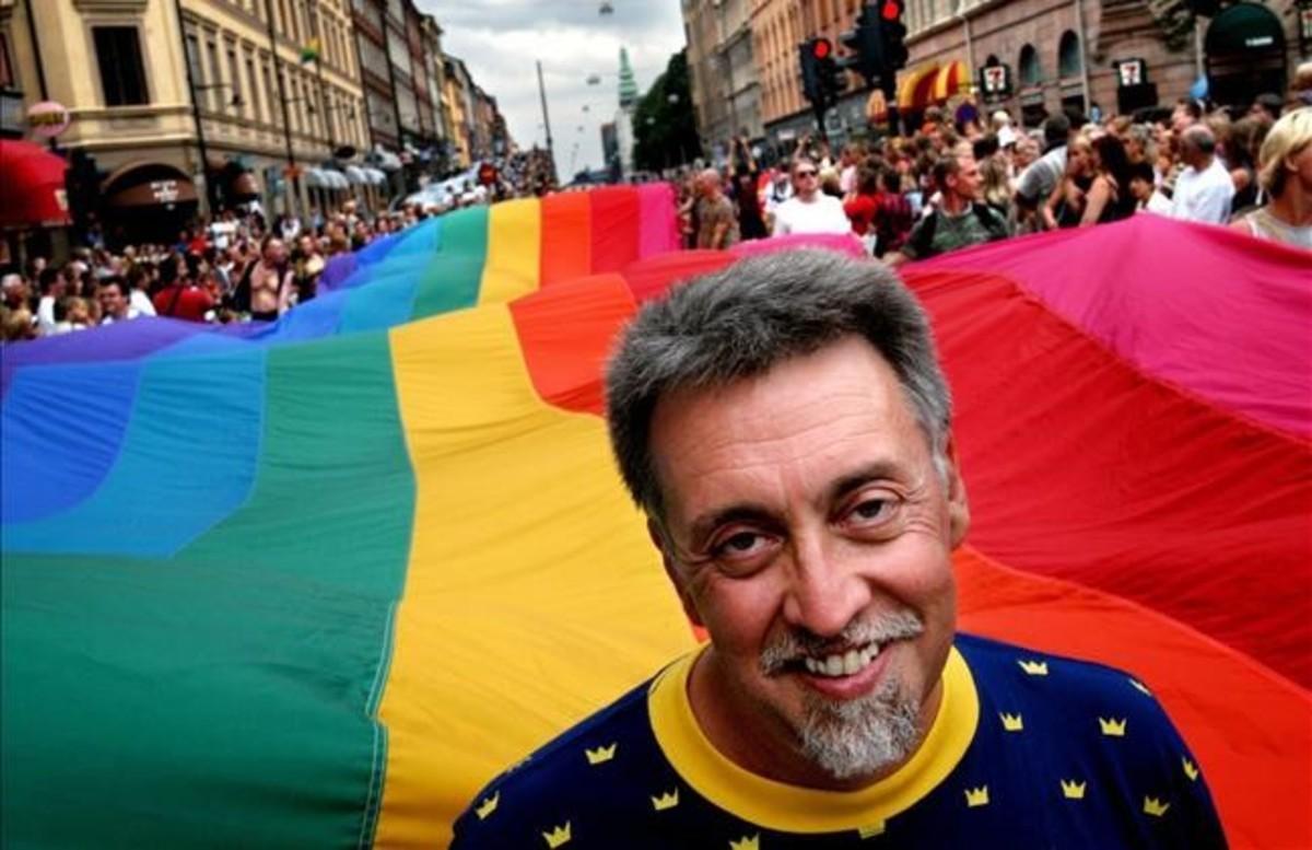 Gilbert Baker, artista y activista por los derechos civiles, junto a una bandera arcoíris de 250 metros, en el desfile del orgullo gay de Estocolmo en agosto del 2003.